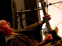 Samuli Putro Ilosaarirockissa vuonna 2002