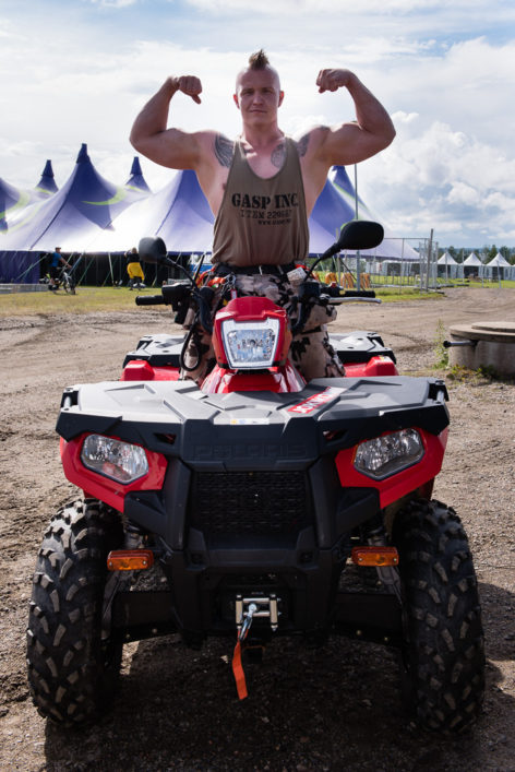 Jyrki Santaharju ja rokkityömaan paras menopeli. Kuva: Markus Korpi-Hallila