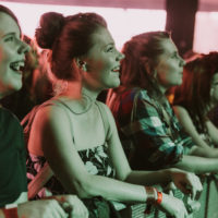 Tiisun hurmaantunut yleisö. Kuva: Jon Norppa