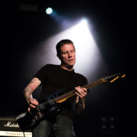 Tiukka kitarasoolo Särkyneiden keikalla. Kuva: Anni Huttunen