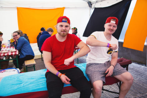 Veljekset Tatu Ja Niko Hakkarainen vastaavat Niittyleirinnän Joensuun Hierontakoulun pisteestä. Kuva: Svante Gullichen