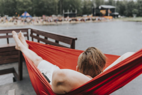 Saunalautan terassin riippumatto oli poppareiden keskuudessa suosittu jäähdyttelypiste.