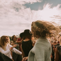 Aurinko lämmittää tansseja Rentolavalla. Kuva: Antti Pitkäjärvi