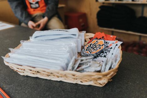 Hikinauhoja, avaimenperiä ja kangasmerkkejäkin löytyy.