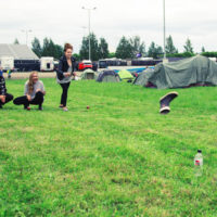 Saappaanheittoa Ravileirinnässä. Kuva: Svante Gullichsen