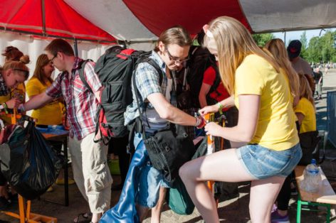 Vapaaehtoiset puuhissaan. Kuvan henkilöt eivät liity haastatteluun. Kuva: Arttu Kokkonen.