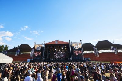 Ilosaarirock 2018: Festivaalivieraita auringossa p��lavalla. Ilosaarirock 2018, perjantai.