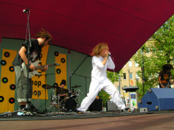 Pony, Joensuun torilava 12.7.2006. Kuva: Juhana Ven�l�inen.