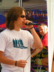 Henkka, Joensuun k�velykatu (Rap Slam) 13.7.2006. Kuva: Juhana Ven�l�inen.