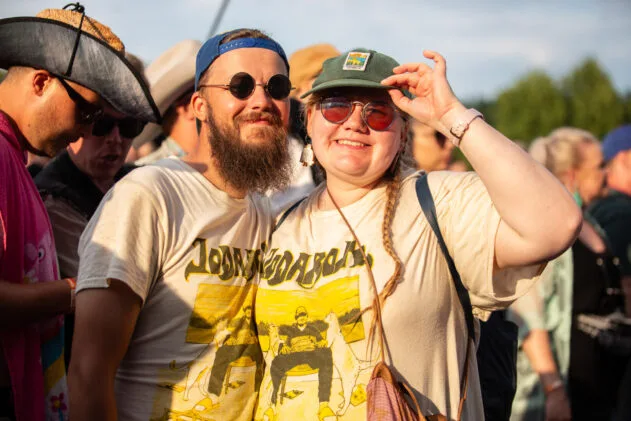 Cuties bathed in sunlight. Photo: Annika Sorjonen / Ilosaarirock 2025
