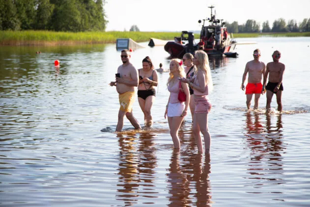 Chillin' by the beach! Photo: Annika Sorjonen / Ilosaarirock 2025