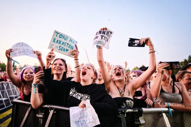 And the crowd goes wild. Photo: Arttu Kokkonen / Ilosaarirock 2025