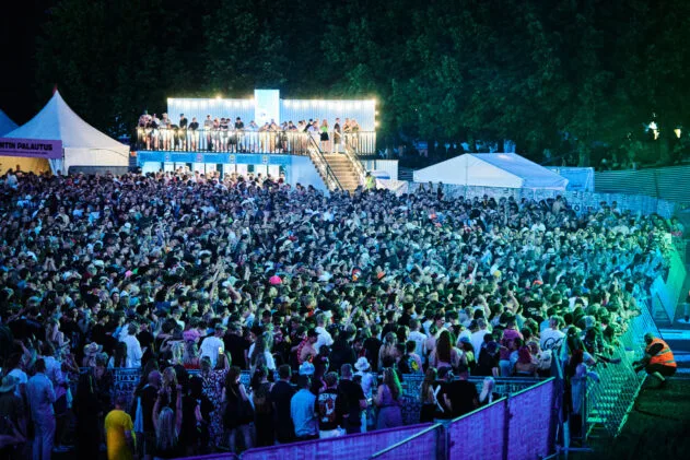 Crowd at Apulanta. Photo: Arttu Kokkonen / Ilosaarirock 2025