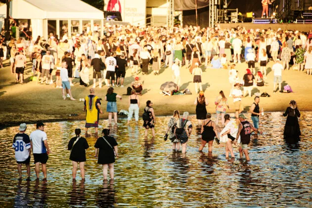 Keikoista nauttiminen onnistuu rantavedestäkin. Kuva: Arttu Kokkonen / Ilosaarirock 2025