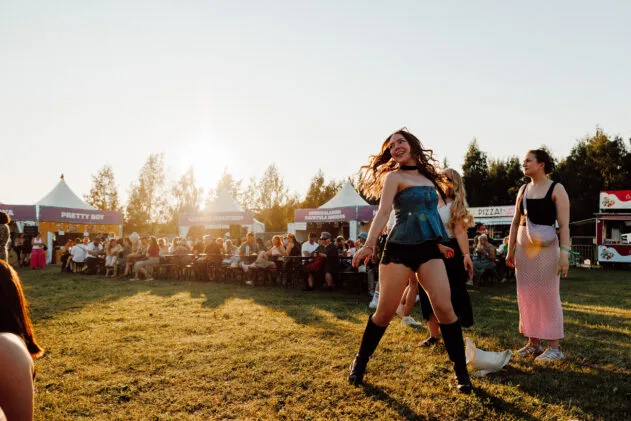 Festival crowd seems to be enjoying themselves. Photo: Antti Pitkäjärvi / Ilosaarirock 2025