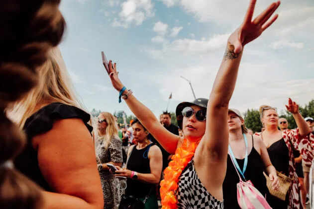 Lift 'em up! Photo: Antti Pitkäjärvi / Ilosaarirock 2025