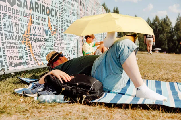 Shade up, rest up, vibes up! Photo: Antti Pitkäjärvi / Ilosaarirock 2025