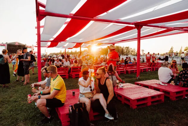 Sitting in shade. Photo: Antti Pitkäjärvi / Ilosaarirock 2025
