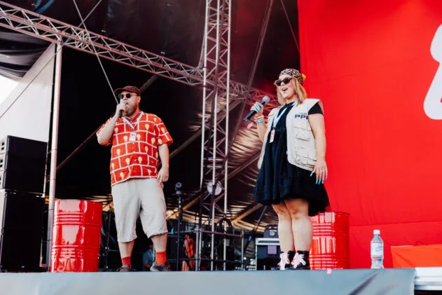 Give a big warm welcome to your YleX Stage hosts! Photo: Antti Pitkäjärvi / Ilosaarirock 2025