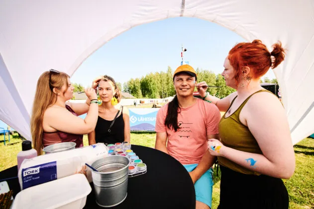 Let's paint some faces! Photo: Arttu Kokkonen / Ilosaarirock 2025