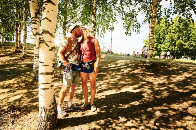 Kisses in the shades. Photo: Arttu Kokkonen / Ilosaarirock 2025