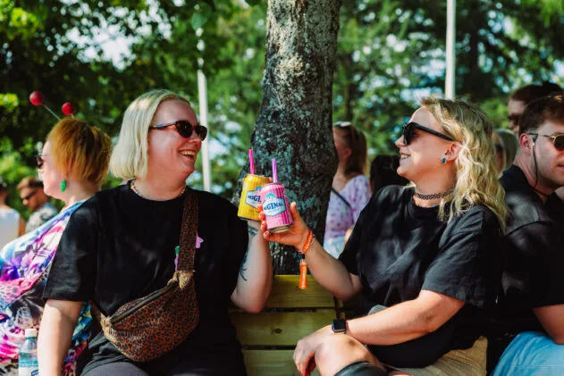 Long drink cheers! Photo: Olli Nurminen / Ilosaarirock 2025