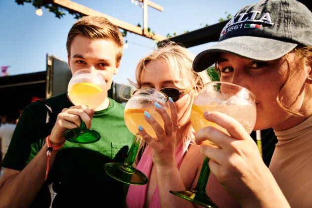 A glass of that good ol' G and T, thanks! Photo: Arttu Kokkonen / Ilosaarirock 2025