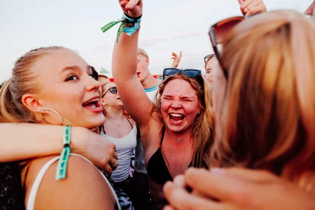Käärijä, friends, parties, summer! Photo: Antti Pitkäjärvi / Ilosaarirock 2025
