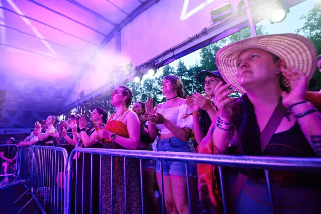 The crowd enjoying Kiusa Kabaree. Photo: Arttu Kokkonen / Ilosaarirock 2025