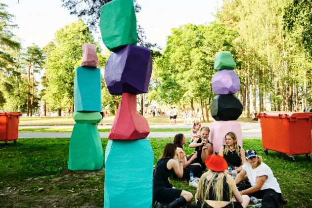 Oho!'s own stonehenge. Photo: Arttu Kokkonen / Ilosaarirock 2025