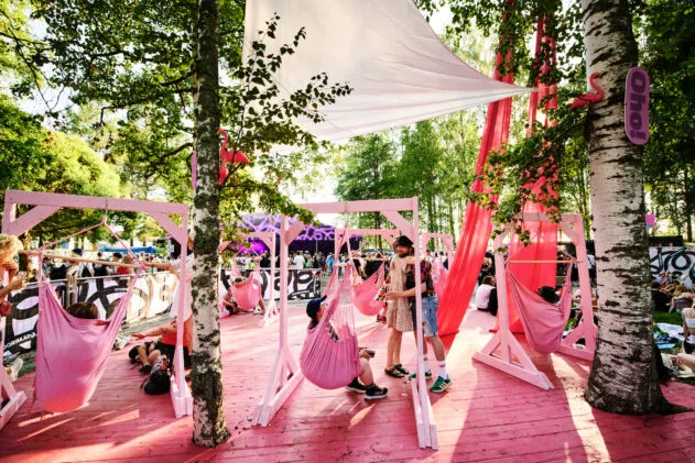 Pretty in pink. Photo: Arttu Kokkonen / Ilosaarirock 2025