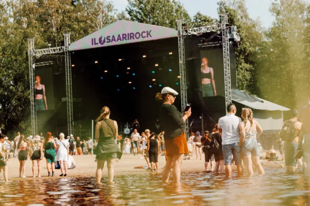 Just casually enjoying some shows in the lake. Photo: Antti Pitkäjärvi / Ilosaarirock 2025