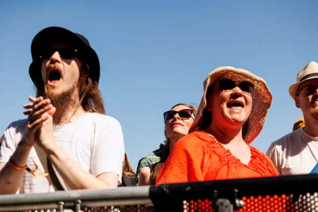 Eturivissä laulatti. Kuva: Antti Pitkäjärvi / Ilosaarirock 2025