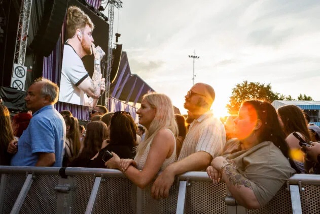 Alex Warren and a celestial light over the crowd. Photo: Karun Verma / Ilosaarirock 2025