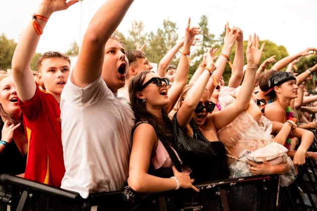 Front row does not grow tired. Photo: Jessica Ehrström / Ilosaarirock 2025