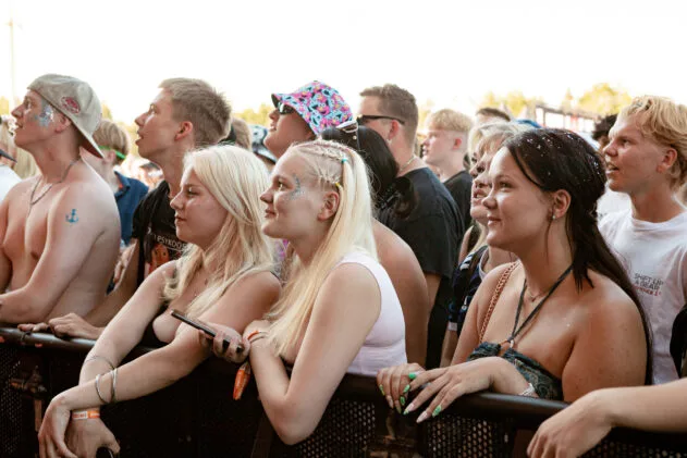 Eturivissä on helppo hymyillä. Kuva: Jessica Ehrström / Ilosaarirock 2025