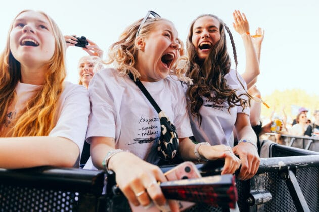 Eturivin kätkemätön ilo. Kuva: Roosa-Maria Kauppila / Ilosaarirock 2025