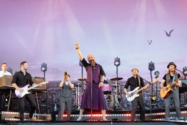 Vesterinen Yhtyeineen. Photo: Jessica Ehrström / Ilosaarirock 2025