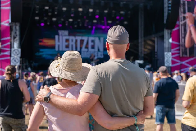 Keikat sun kainalossa. Kuva: Eemil-Oskari Osmala / Ilosaarirock 2025