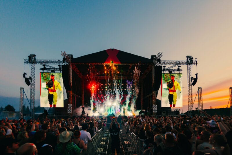 Ilosaarirock_2025_YleX-lava_Kaarija_kuvaaja_OlliNurminen