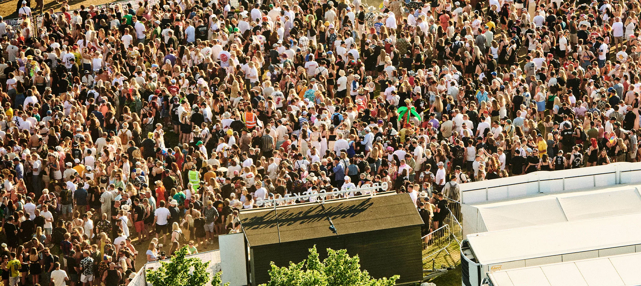 ilosaarirock_yrityksille_kuvituskuva_3_2048x916 ilosaarirock_yrityksille_kuvituskuva_3_2048x916