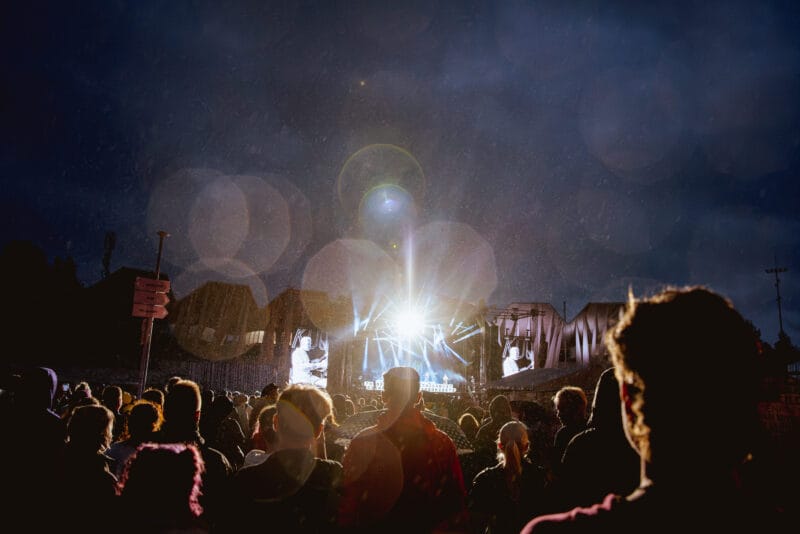 Sadetta KUUMAAN keikalla Ilosaarirockin Päälavalla sunnuntaina 19.7.2026. Kuva: Roosa-Maria Kauppila