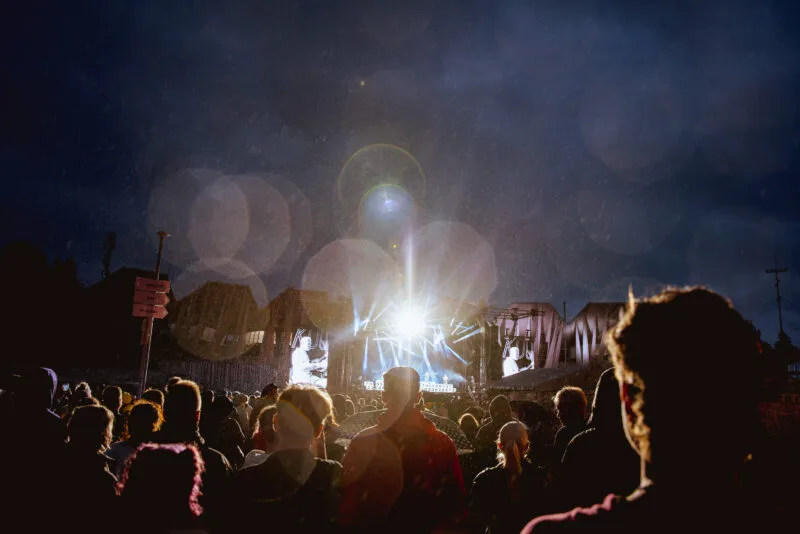 Sadetta KUUMAAN keikalla Ilosaarirockin Päälavalla sunnuntaina 19.7.2026. Kuva: Roosa-Maria Kauppila