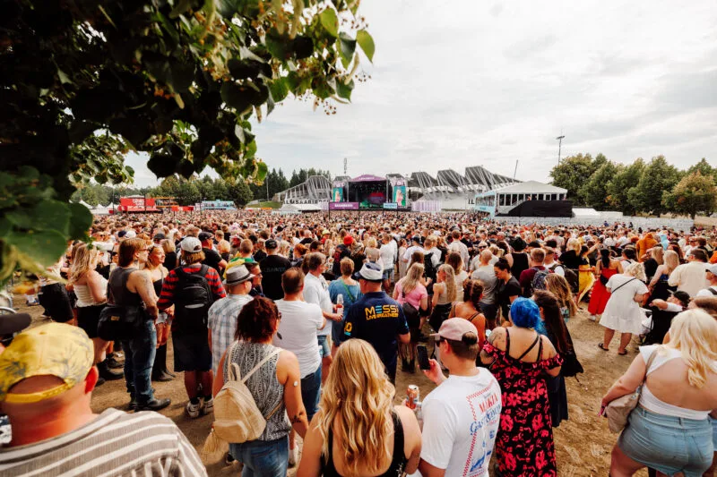Ilosaarirockin Päälavan alue lauantaina 18.7.2026. Lavalla Erika Vikman. Kuva: Antti Pitkäjärvi