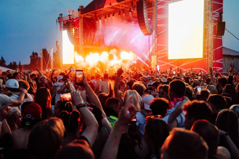 Festivaalikansaa Gettomasan keikalla Ilosaarirockin YleX-lavalla lauantaina 18.7.2026. Kuva: Antti Pitkäjärvi