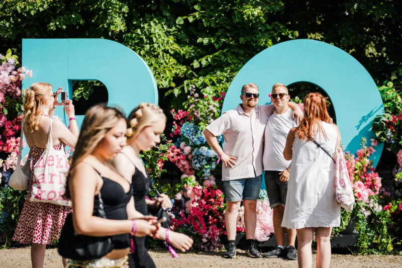 Festivaalikansaa Ilosaarirockissa perjantaina 17.7.2026. Kuva: Minna Karhunen