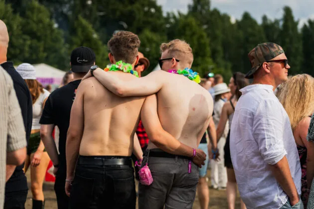 Pidetään kaverista huolta. Kuva: Minna Karhunen