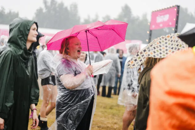 Sateenvarjon alla laulu raikaa! Kuva: Minna Karhunen
