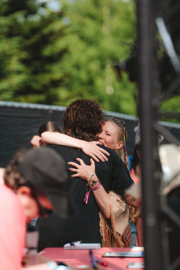 A hug from Pete! Photographer: Ellinoora Luokkakallio